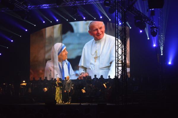 Koncert Ján Pavol II. s hlbokým posolstvom povzbudil plnú športovú halu v Poprade